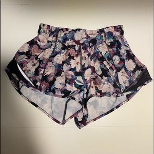 Lululemon hotty hot shorts 2.5”